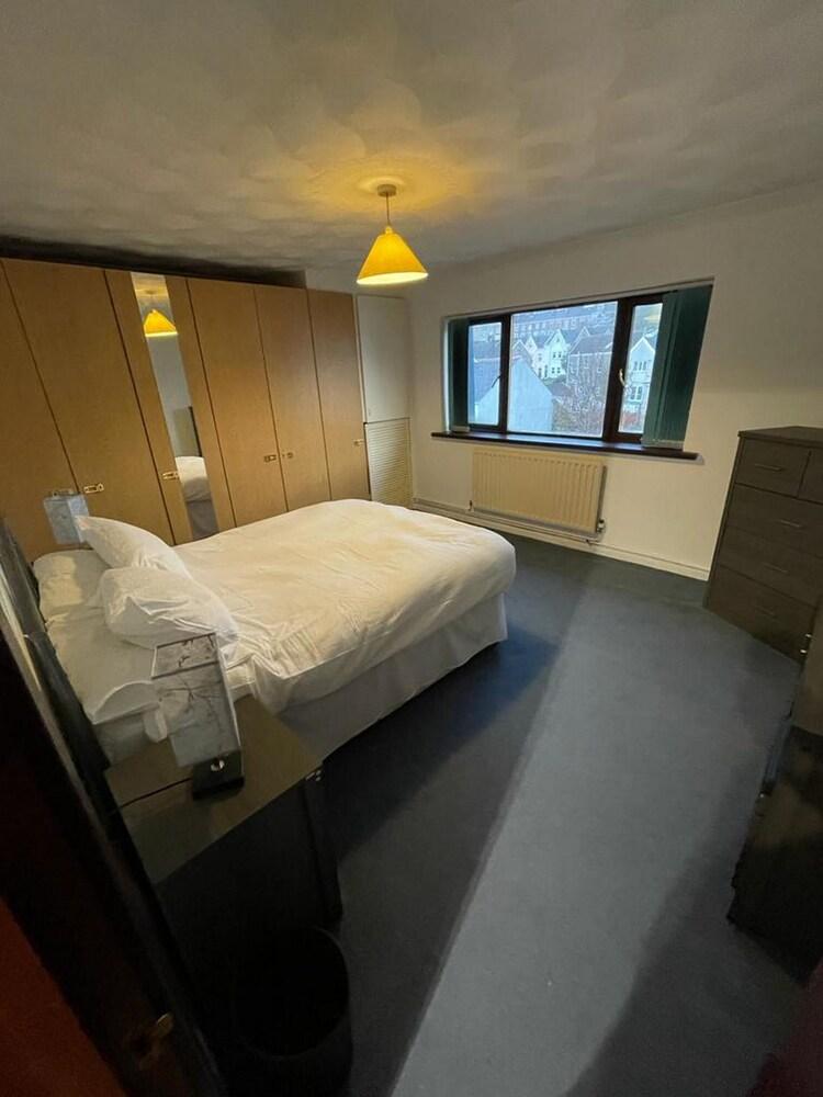 Simple & Sleek 1BD Flat Nice Views of Swansea Bay