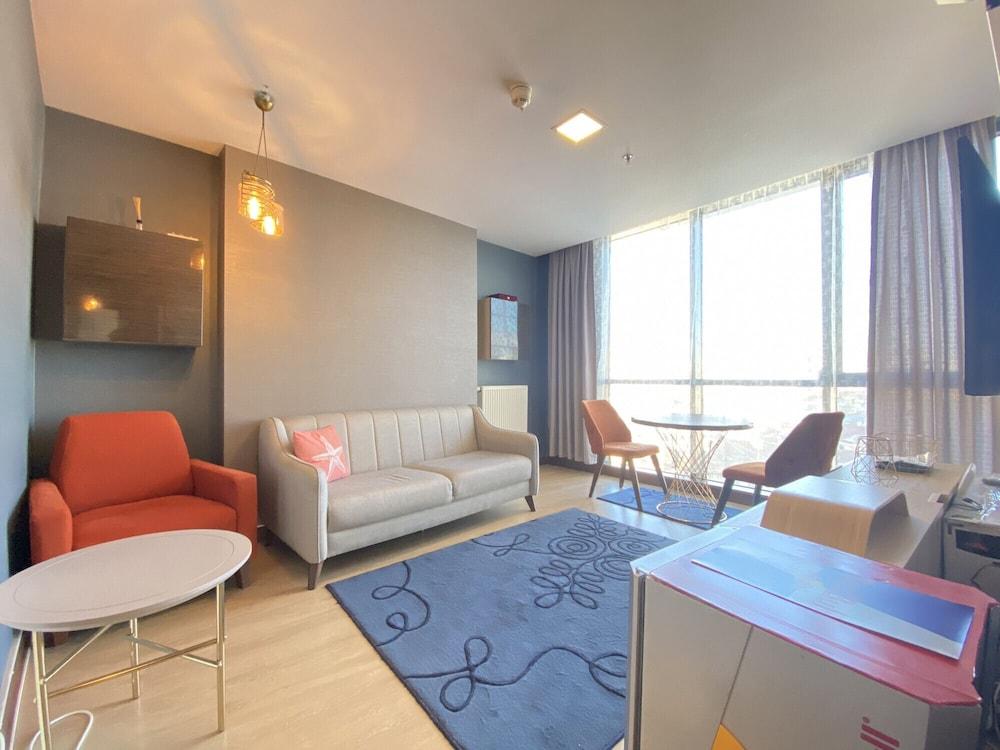 Sleek Residence Flat in Atasehir