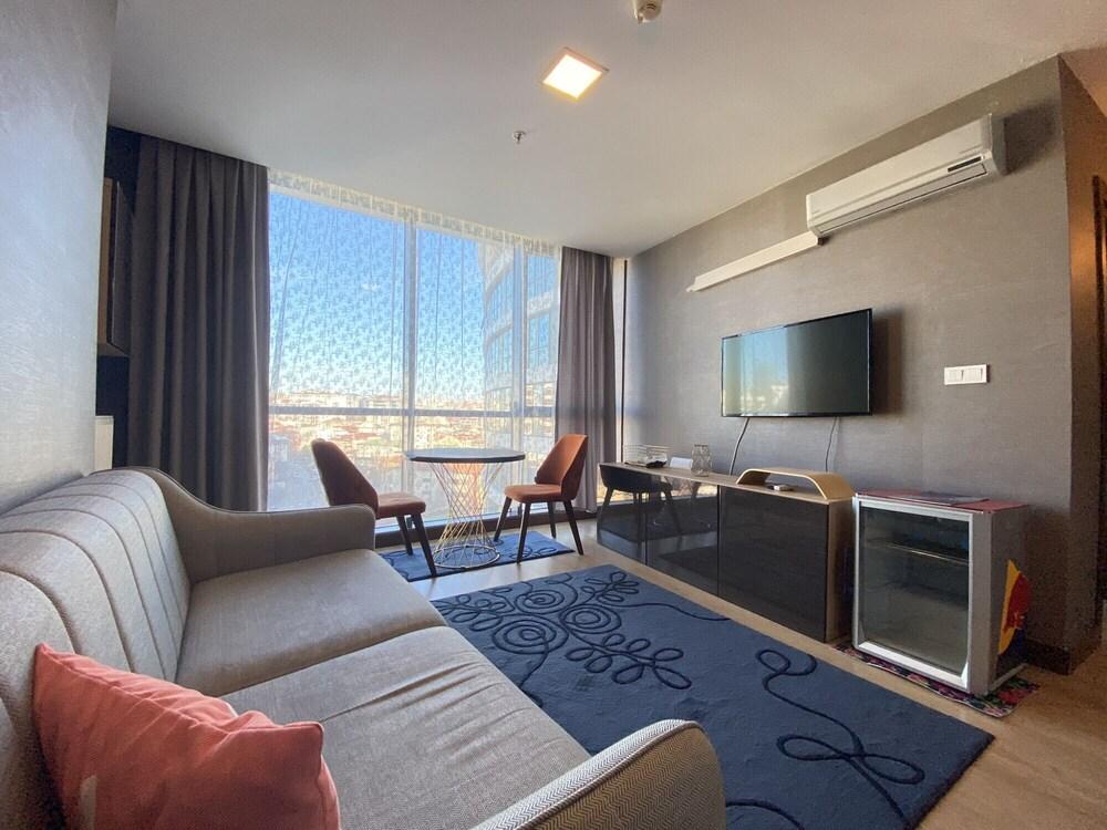 Sleek Residence Flat in Atasehir