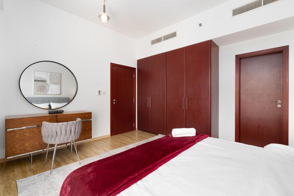 SuperHost - Magnificent Waterfront Apt, Steps From the Beach