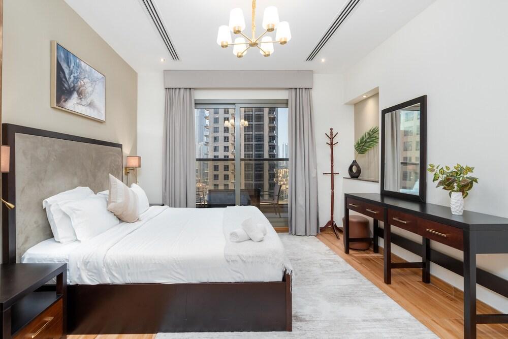 SuperHost - Downtown Apartment With Charming Park Views