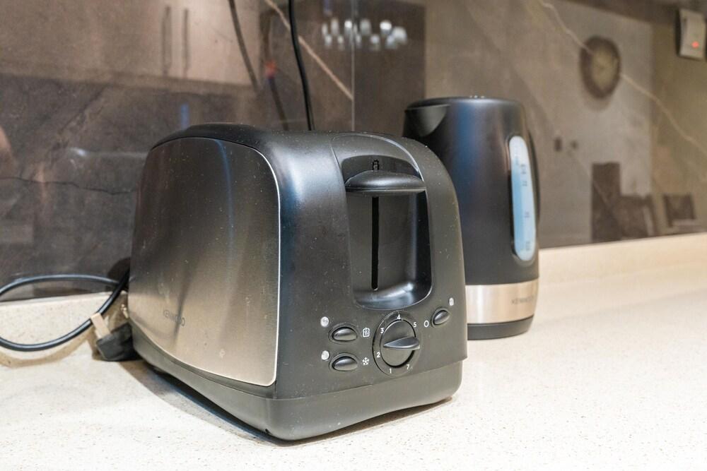 SuperHost - Downtown Apartment With Charming Park Views