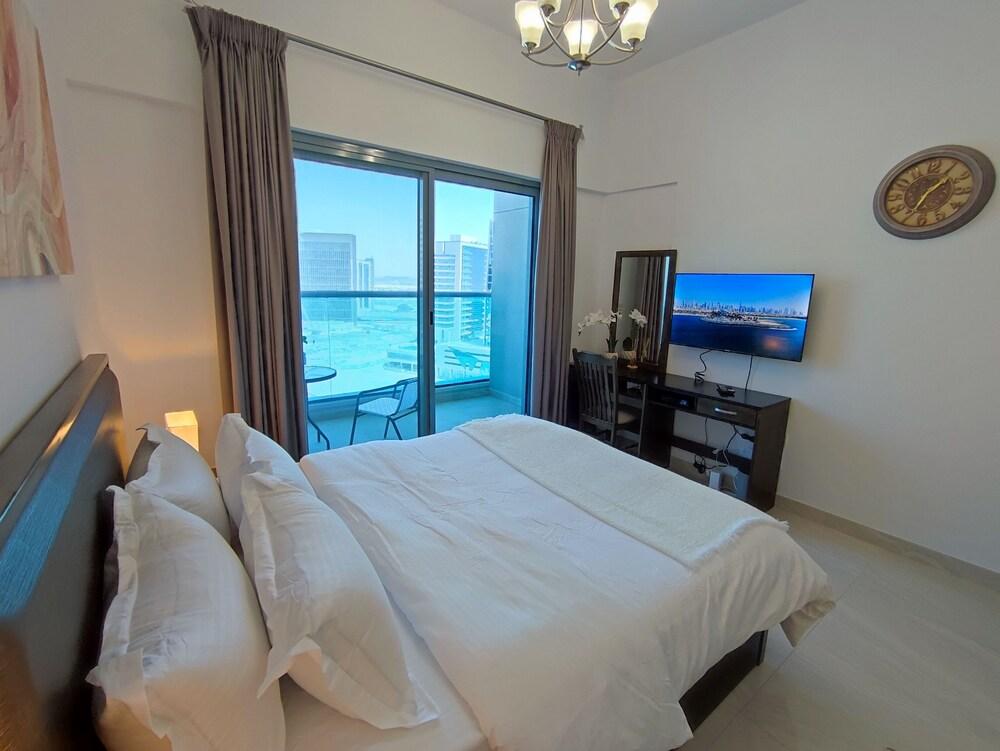 SuperHost - Elite Studio With Balcony Overlooking the Canal