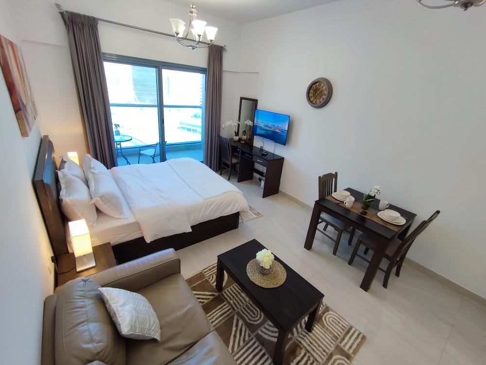 SuperHost - Elite Studio With Balcony Overlooking the Canal