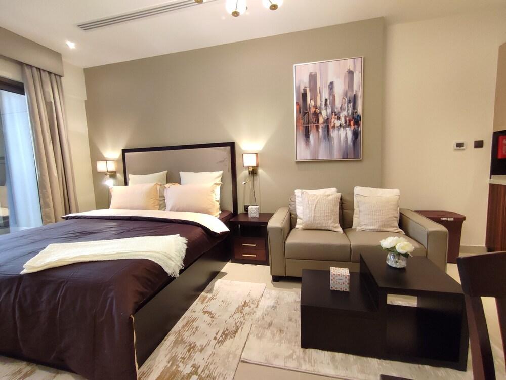 SuperHost - Sleek Studio With Canal View Near Metro