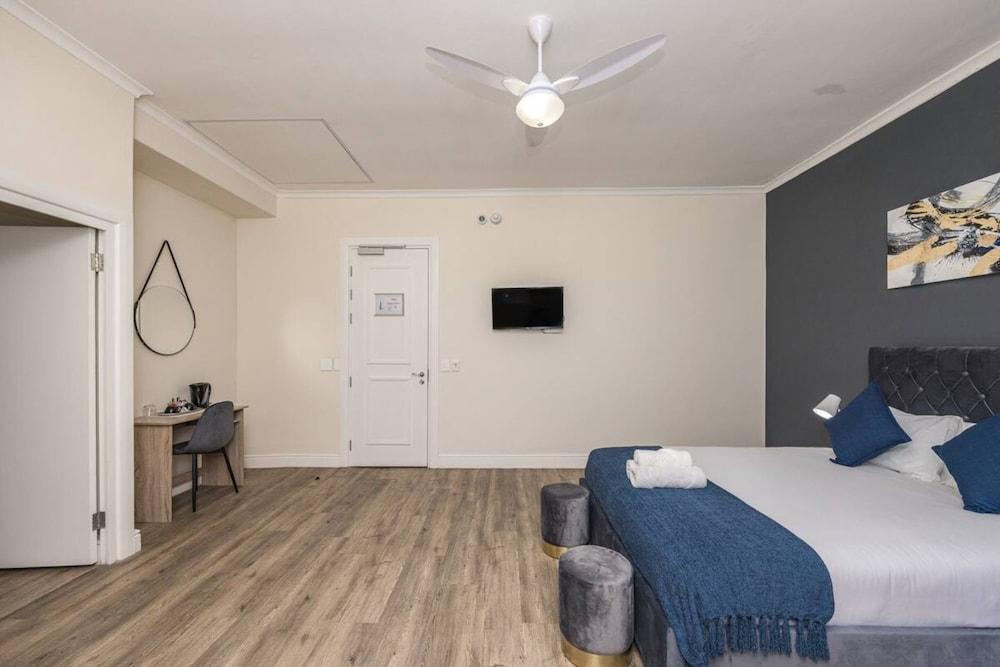 Cape Legacy - Stunning Deluxe Light Studio Suite