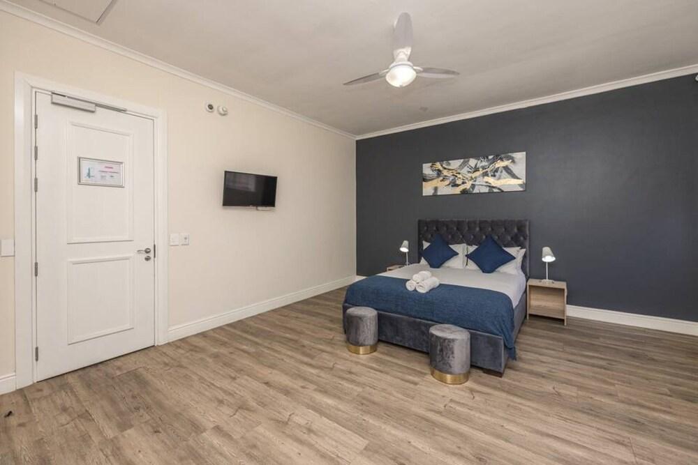 Cape Legacy - Stunning Deluxe Light Studio Suite