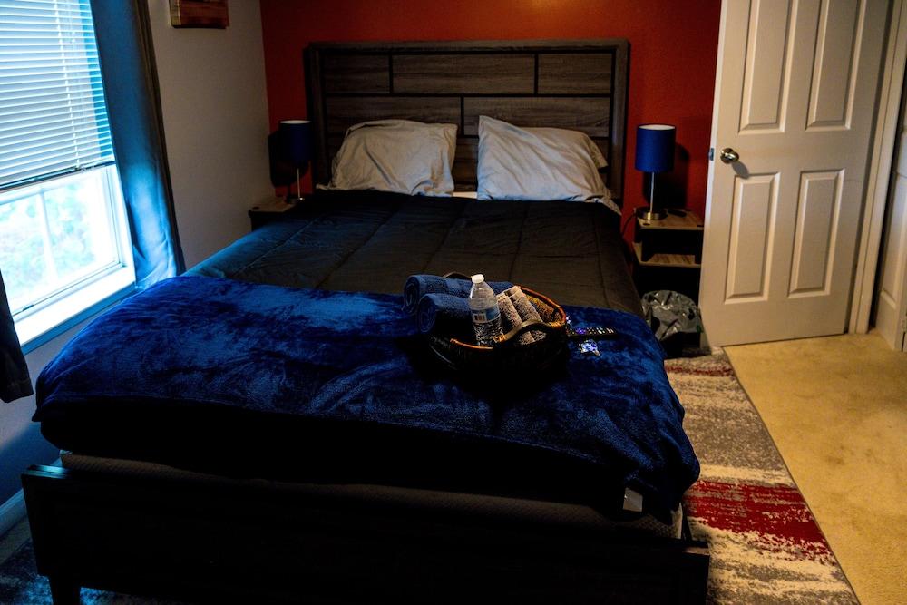 Amazin Lrg 3 Bed house w/ King bed