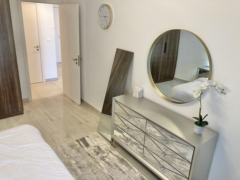 SuperHost - Lavish Condo with Burj View, Steps From Sea