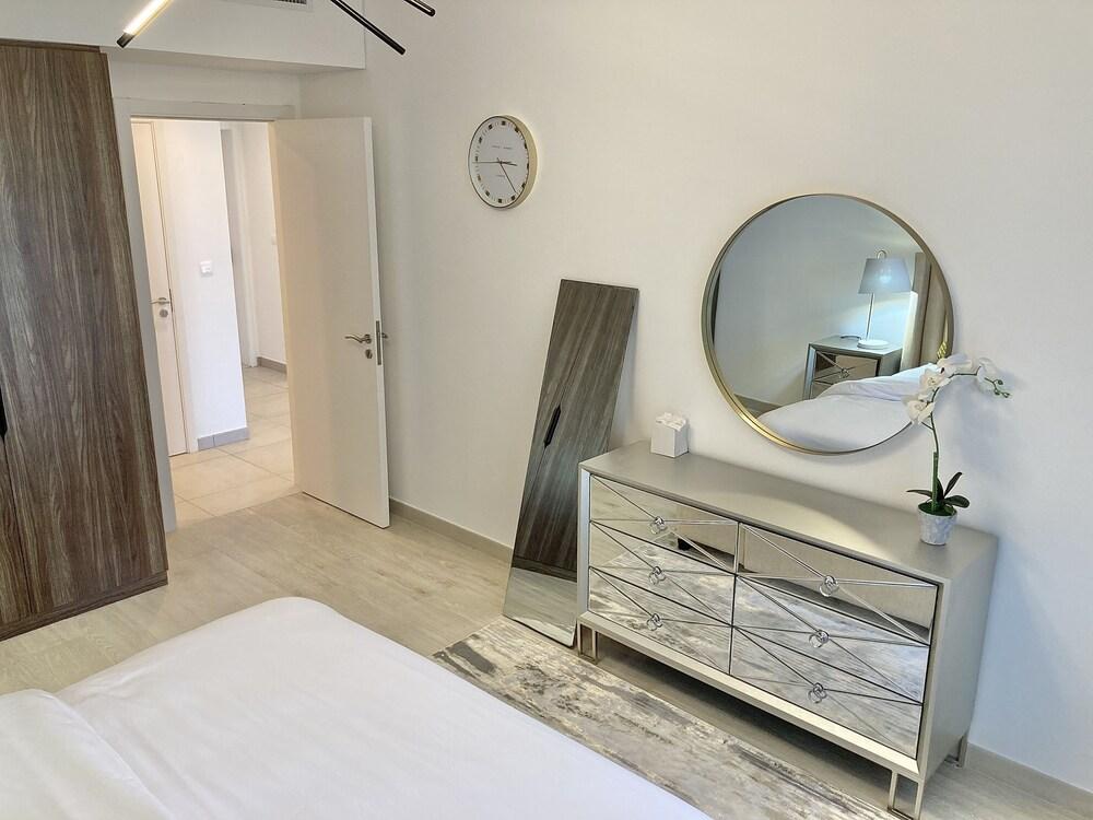 SuperHost - Lavish Condo with Burj View, Steps From Sea