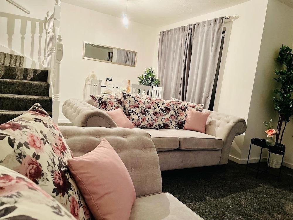 Beautiful 4 Bed Home With Free Parking