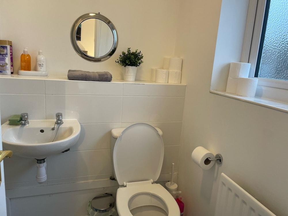 Beautiful 4 Bed Home With Free Parking