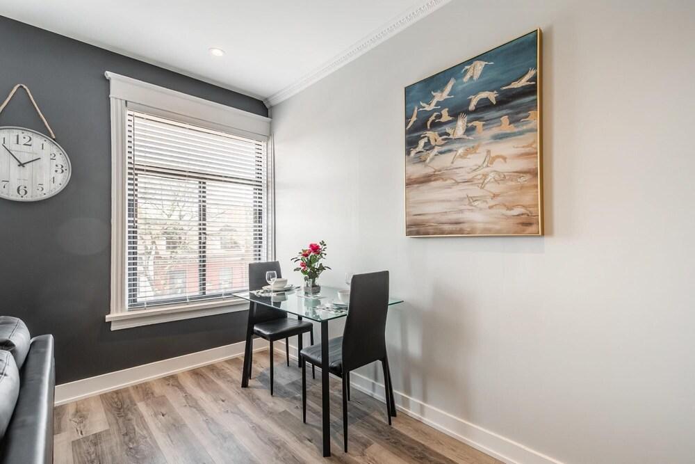 Stunning 1BR Apt - Prime Location -brand New