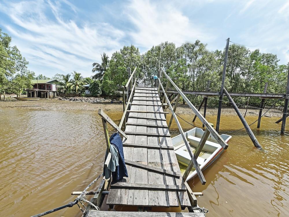 OYO 90708 D'kuala Waterfront Chalet & Boat Charters