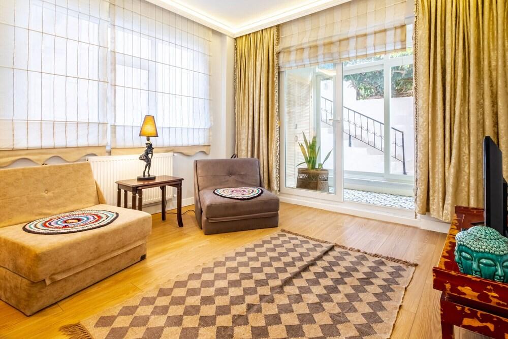 Central Flat With Backyard in Besiktas