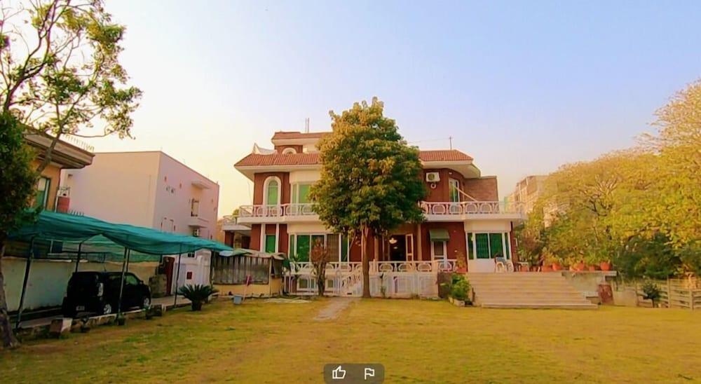 Baani Signature Hotel