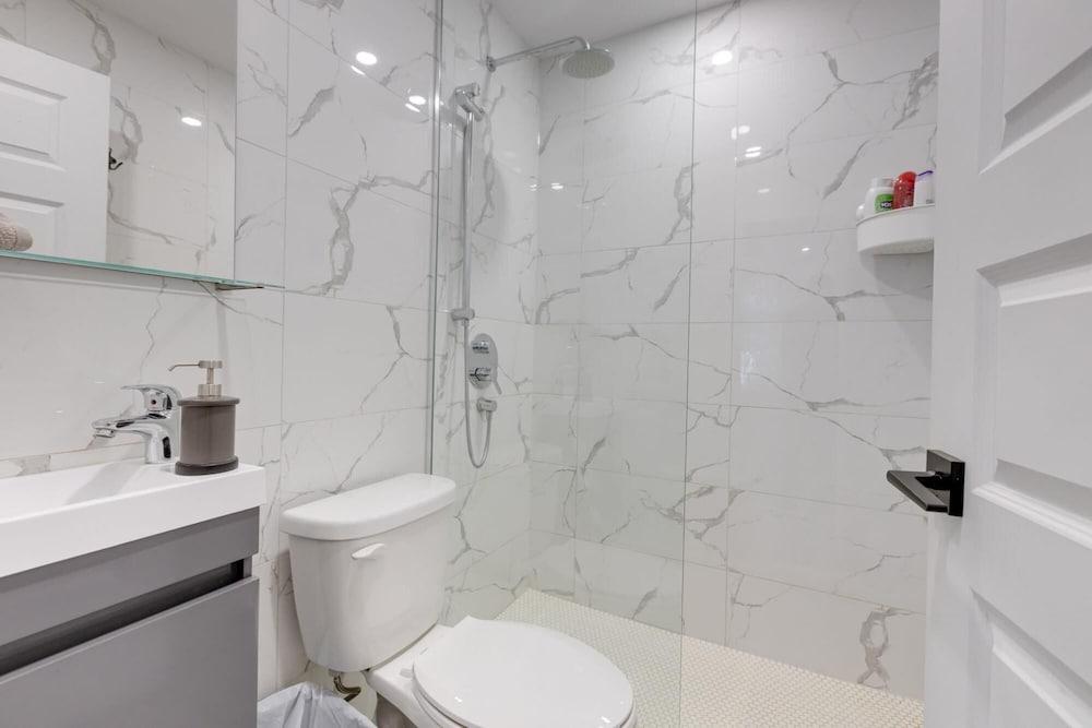 M11 Upscale Studio w Queen Bed AC Prime Location