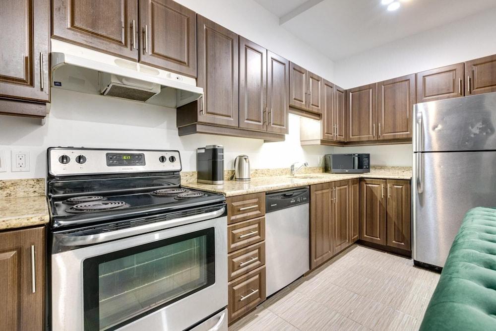 M11 Beautiful Cozy 2BR w AC Perfect Location