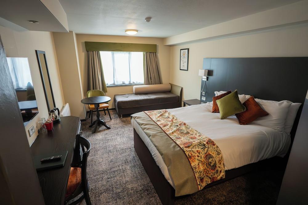 Cat & Lion Country Pub and Hotel