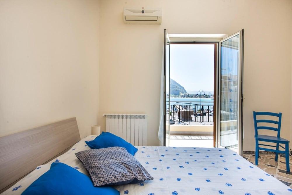 Casetta Vista Mare in Piazza a Mondello by Wonderful Italy