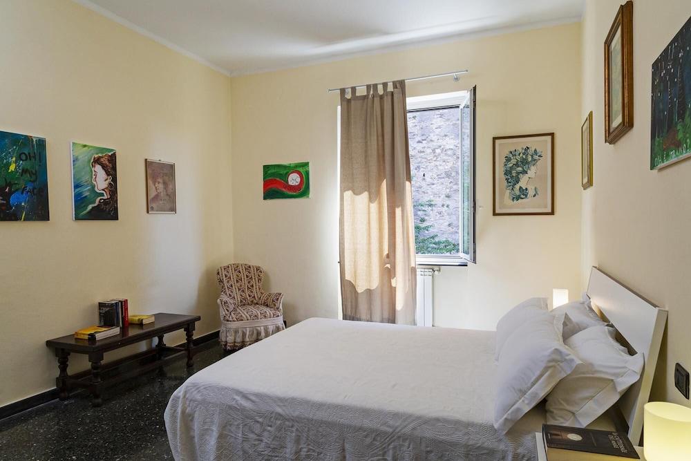 Sunny Apartment Over the Harbor