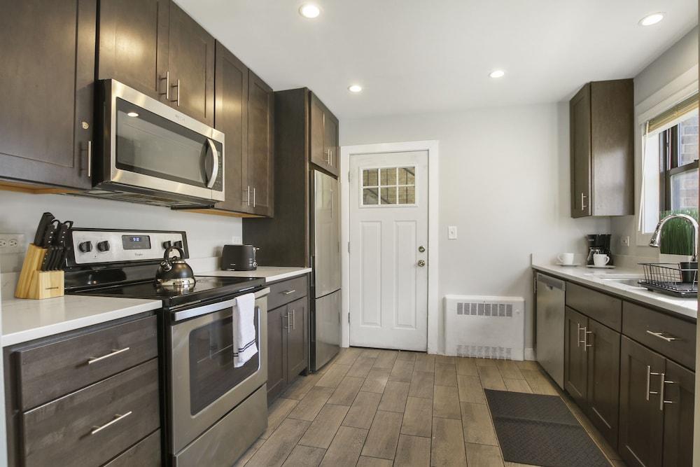 2BR Rogers Park Apt in Sheridan