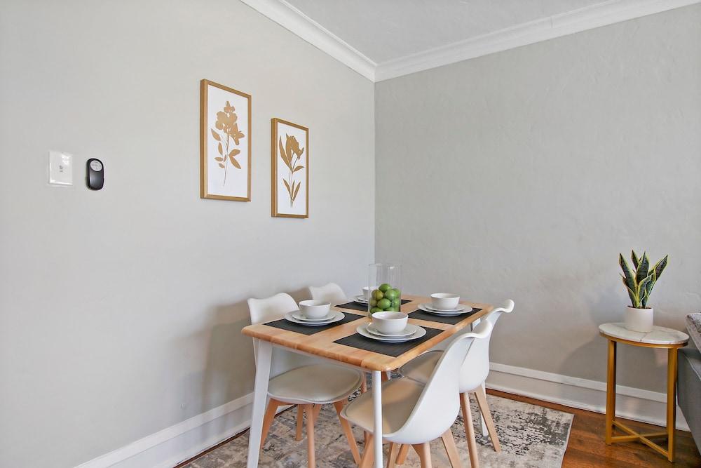 Classic & Charming 2BR Apt in Lincoln