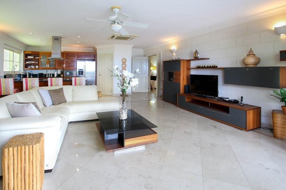 Beachfront luxury modern 2-bed apt with pool by BSL Rentals