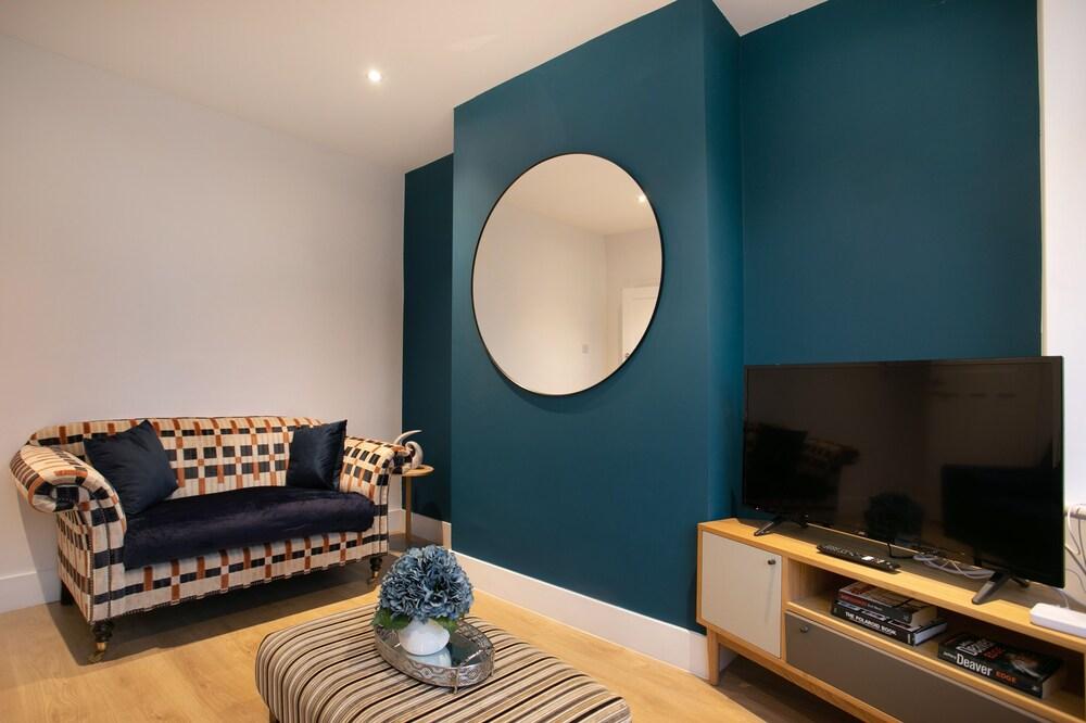 Convenient 3 Bedroom House With Parking