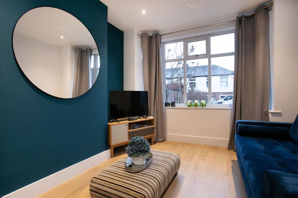 Convenient 3 Bedroom House With Parking