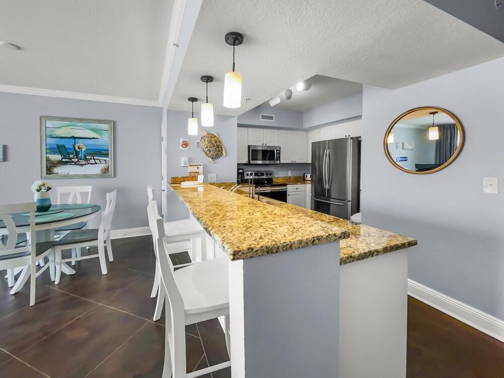 Driftwood 1 Bedroom Condo by Redawning