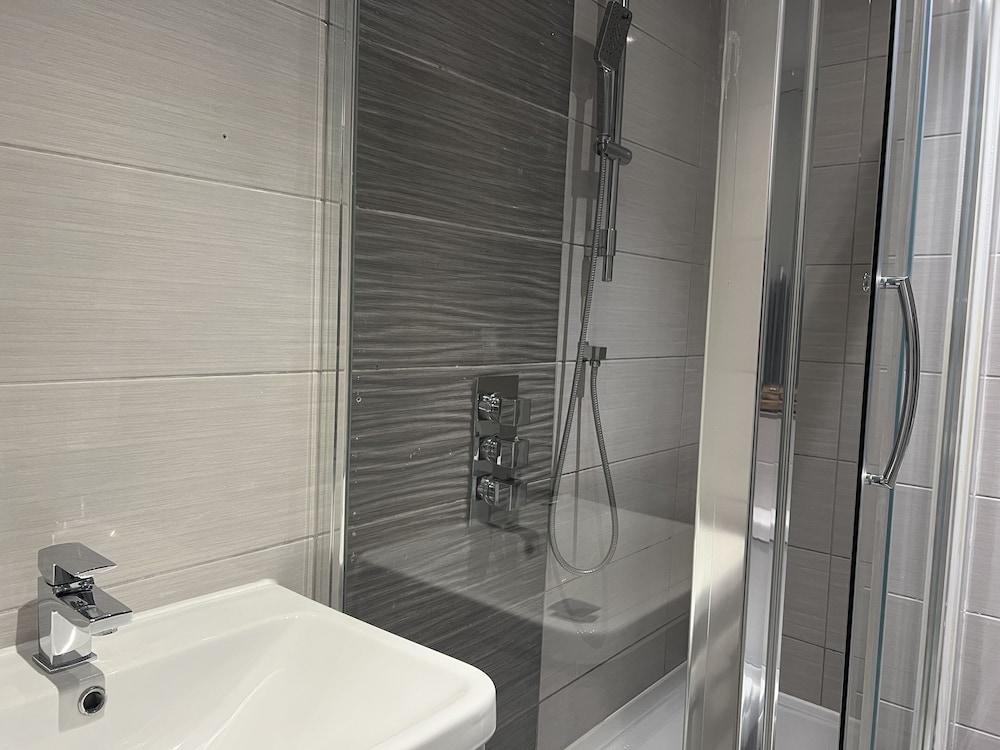 The Broadway Retreat With Parking