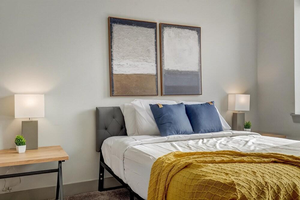 Frontdesk 2 BR Apt by Indianapolis Art Center