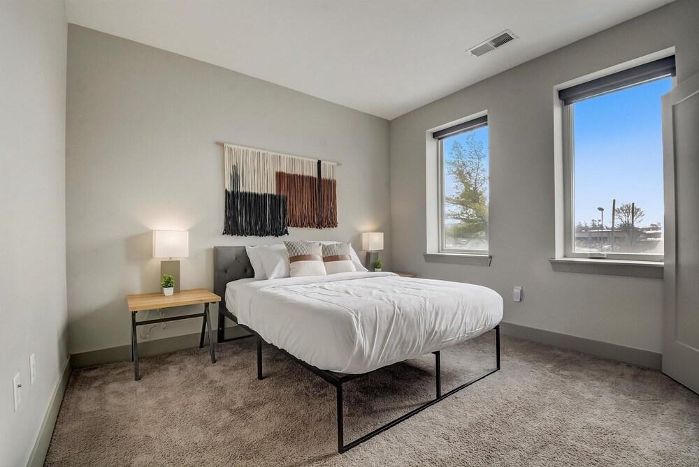 Frontdesk 2 BR Apt by Indianapolis Art Center