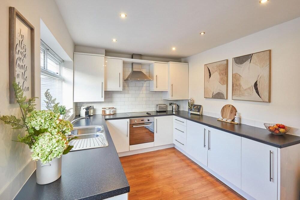 Host Stay Newsam Crescent