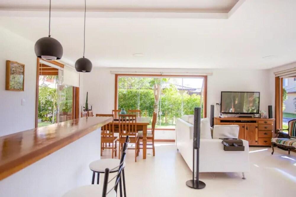 Exuberante Casa com 4 Suites Perto da Praia