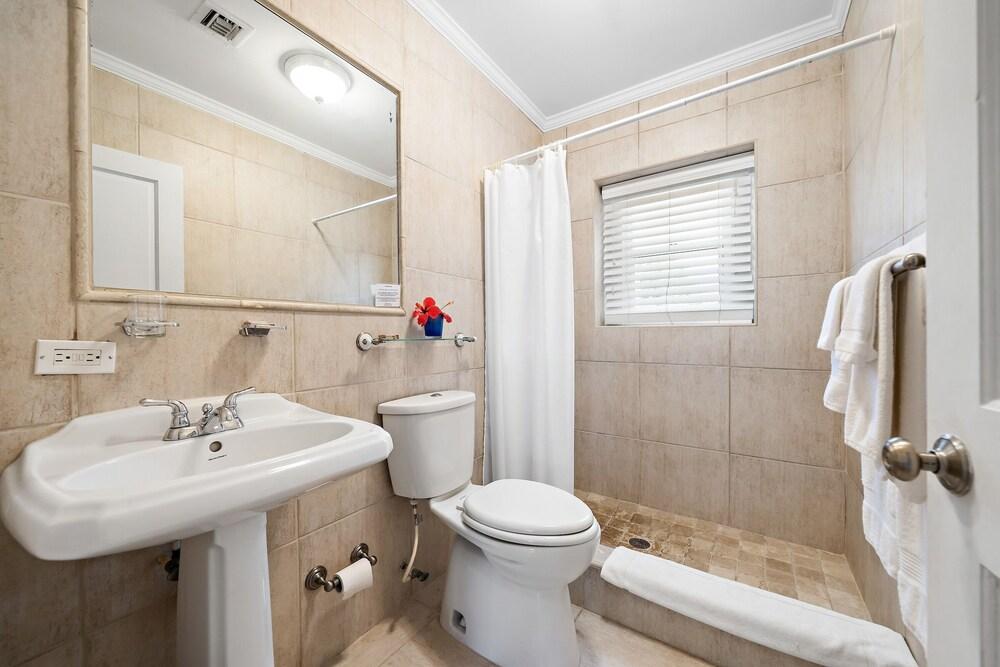 Hut Pointe #5 2 Bedroom Apts