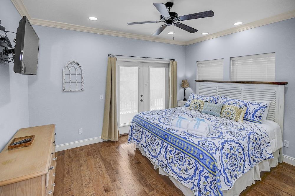 5 Bed, 5 Bath Beach Home/only a 3 Minute Walk To The Beach! Sleeps 12