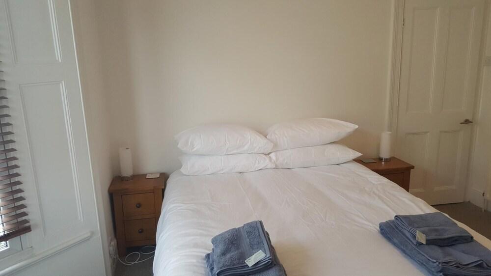 Large House Short Walk to Harbour