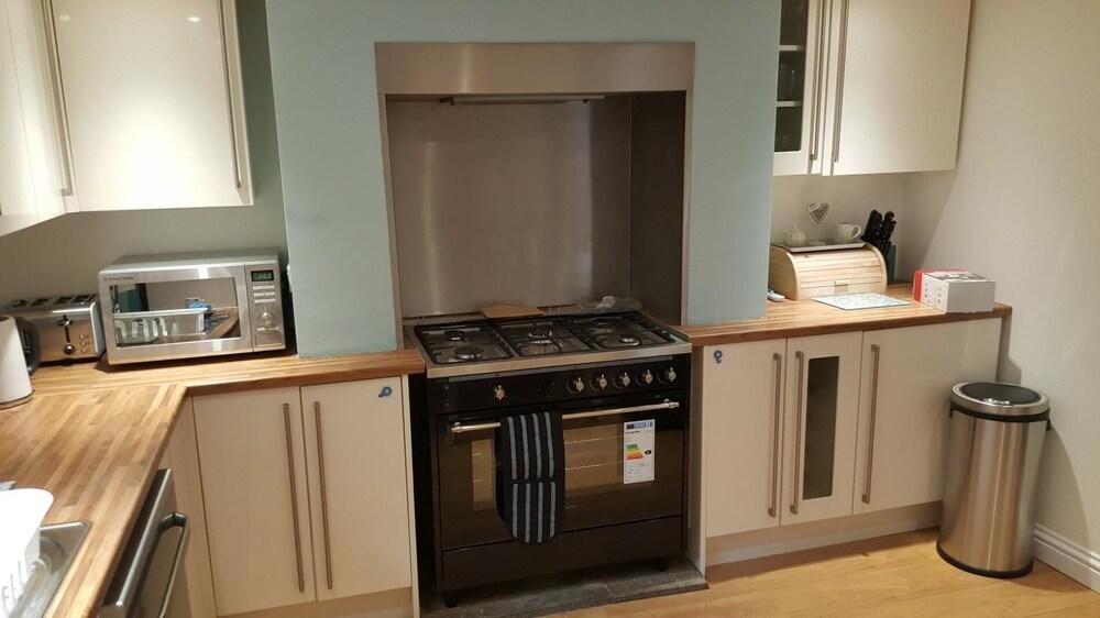 Large House Short Walk to Harbour