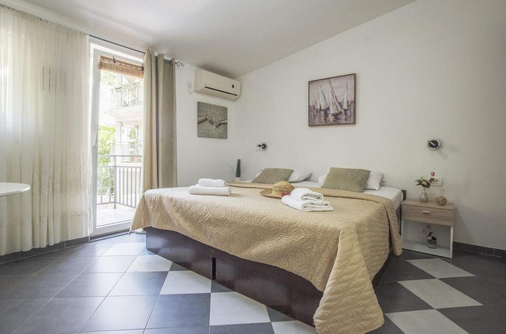 Chic Studio Flat With Balcony Near Beach in Tivat