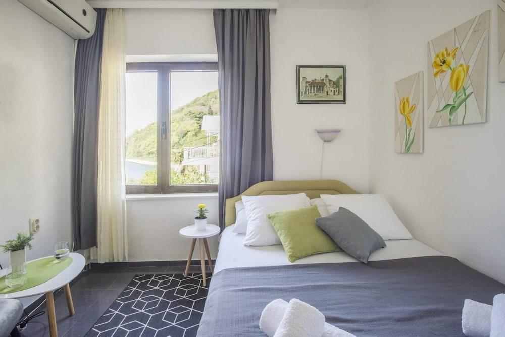 Great Studio Flat With View Near Beach in Tivat