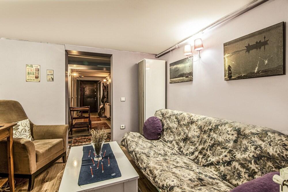 Cozy Home With Backyard in Sisli