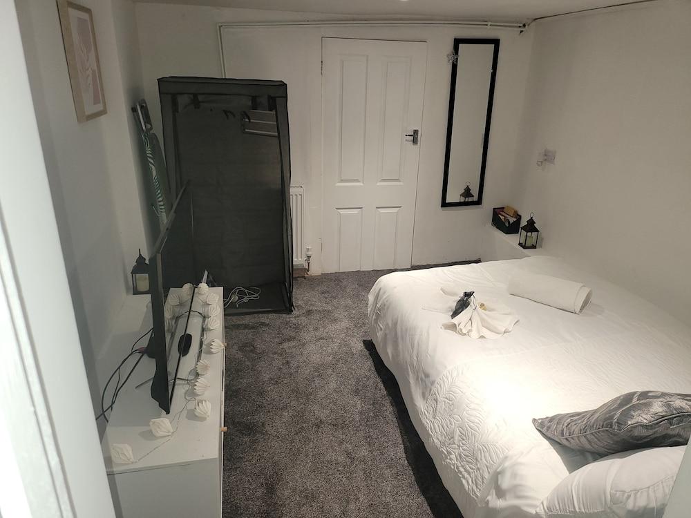 Hidden Treasure- 2 Beds Sleeps 3 Gillingham
