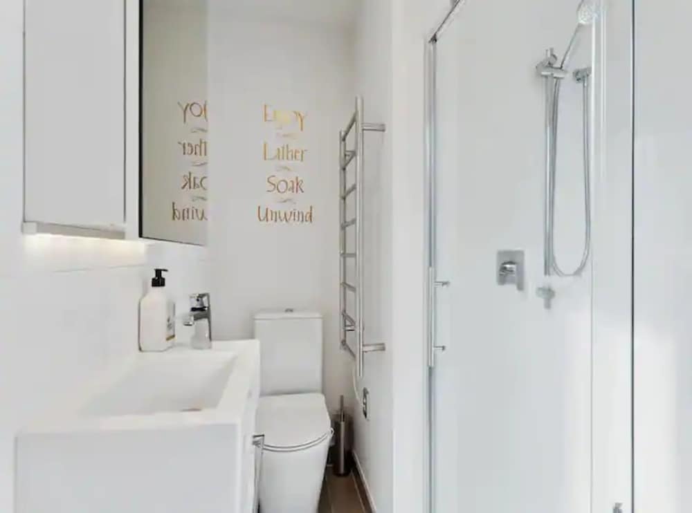 Central 2 BR apt - large balcony by Zodiak Stays