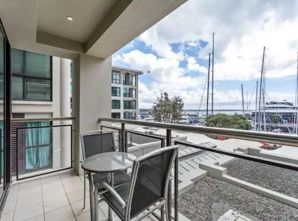 Stunning Central Viaduct Apartment With Balcony!