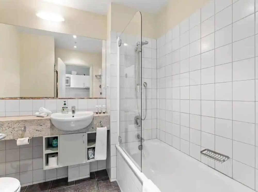 Stunning studio -Gym, Pool & Parking Zodiak Stays