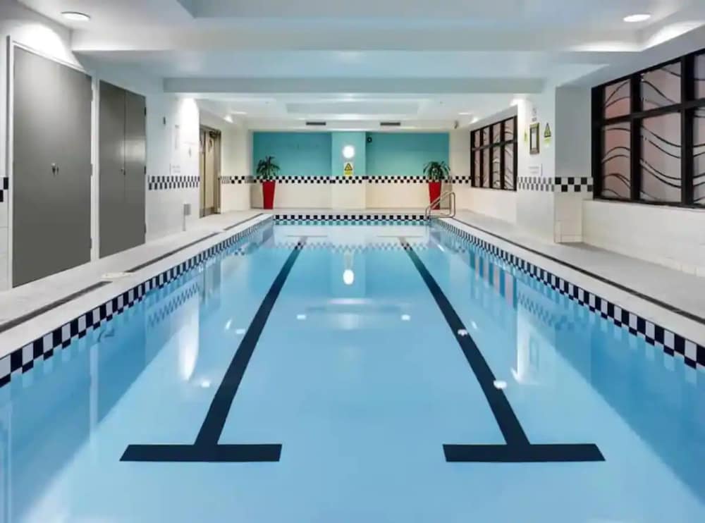 Cozy City Apt | Pool, Gym & View | Zodiak Stays