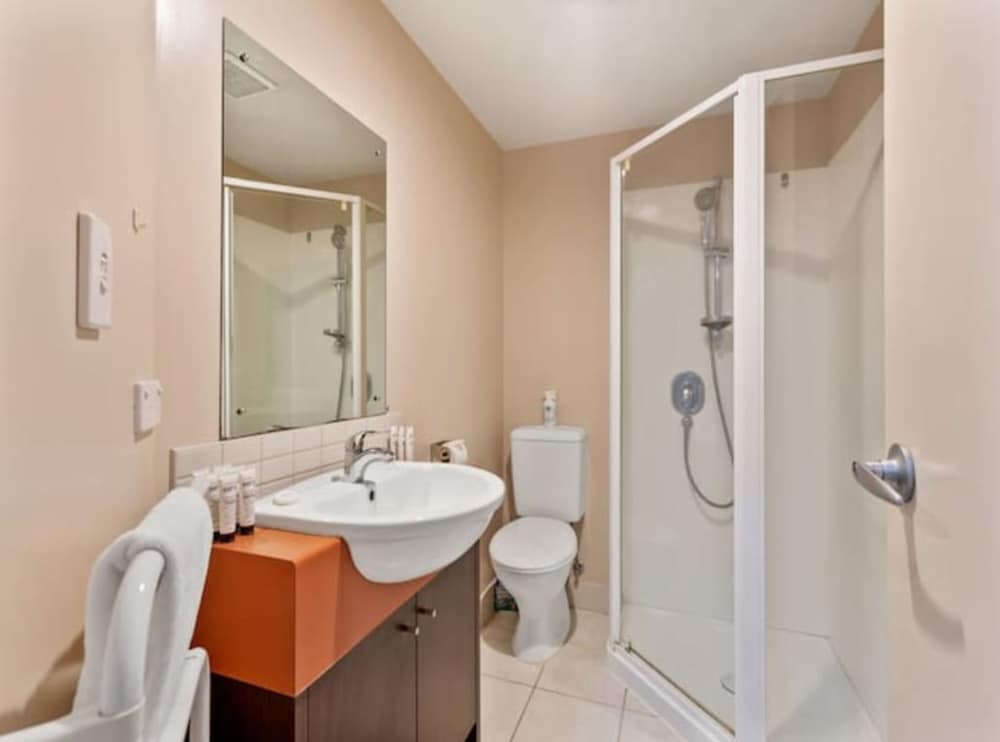 Uptown Two Bedroom Apartment With The Essentials