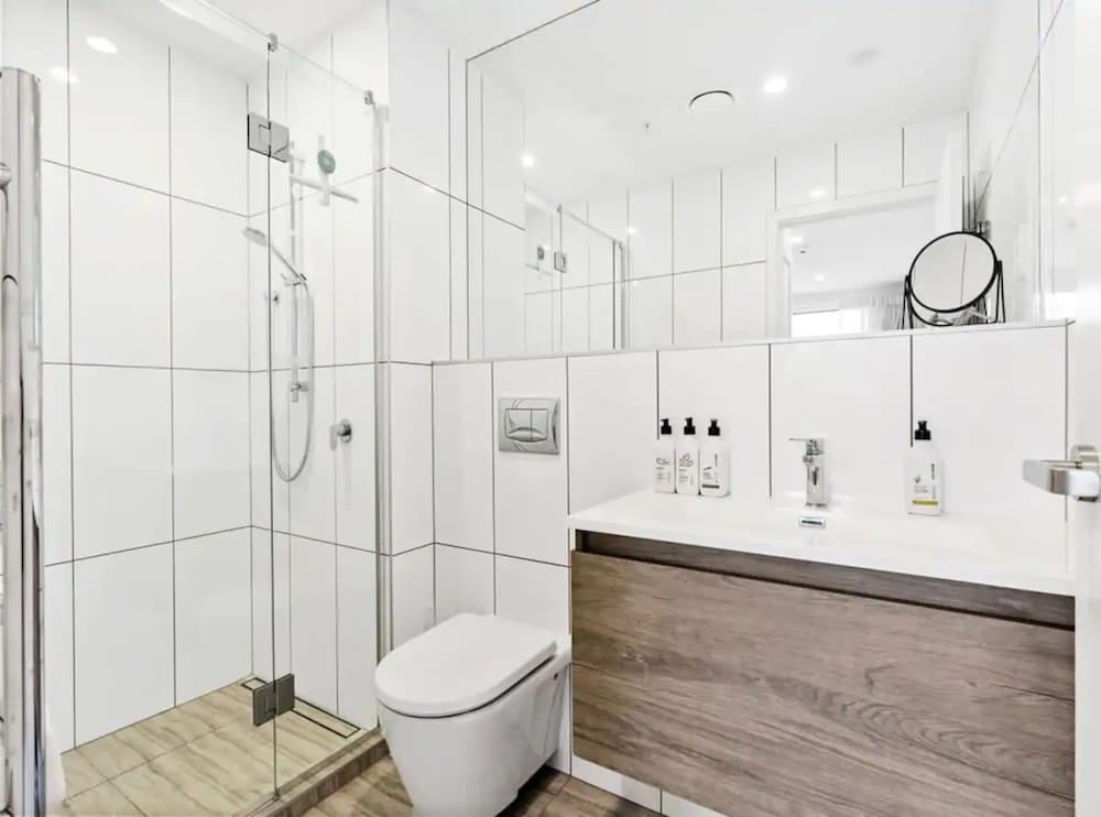 Convenient Modern 2-Bedroom Unit With Free Parking